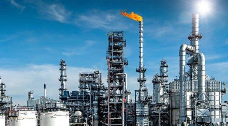 Preço do petróleo cai mais de 4% com esperança de reabertura do estreito de Ormuz