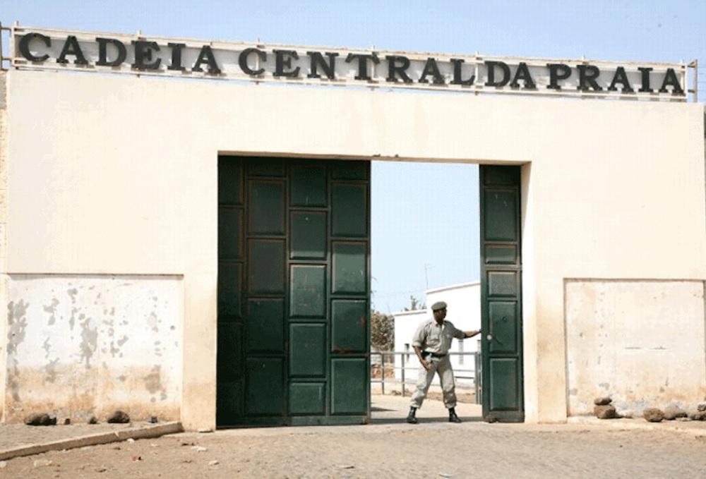 Reclusa algemada e esbofeteada por guarda na Cadeia Central da Praia