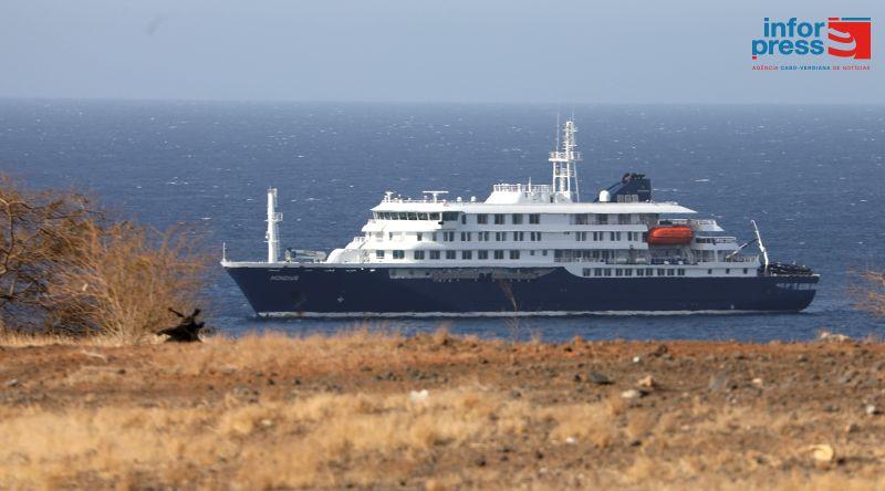 Cabo Verde recusa atracação de cruzeiro de luxo no Porto da Praia com surto grave e óbitos para proteger a saúde pública