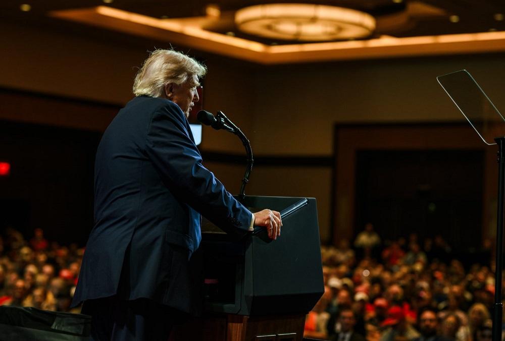 Em nova versão sobre a guerra, Trump diz estar negociando “discretamente” com o Irão