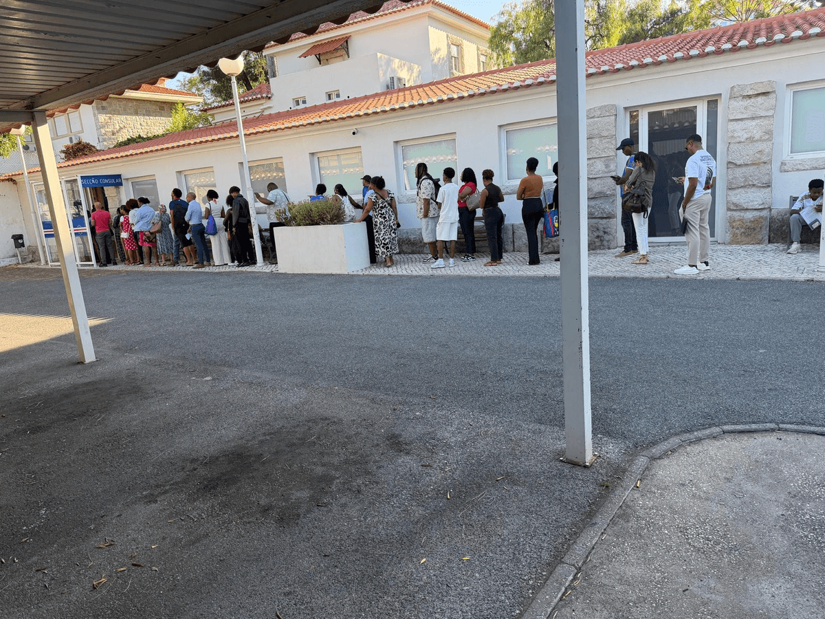 Filas regressam à Embaixada de Cabo Verde em Portugal e reacendem debate sobre a transformação digital do Estado