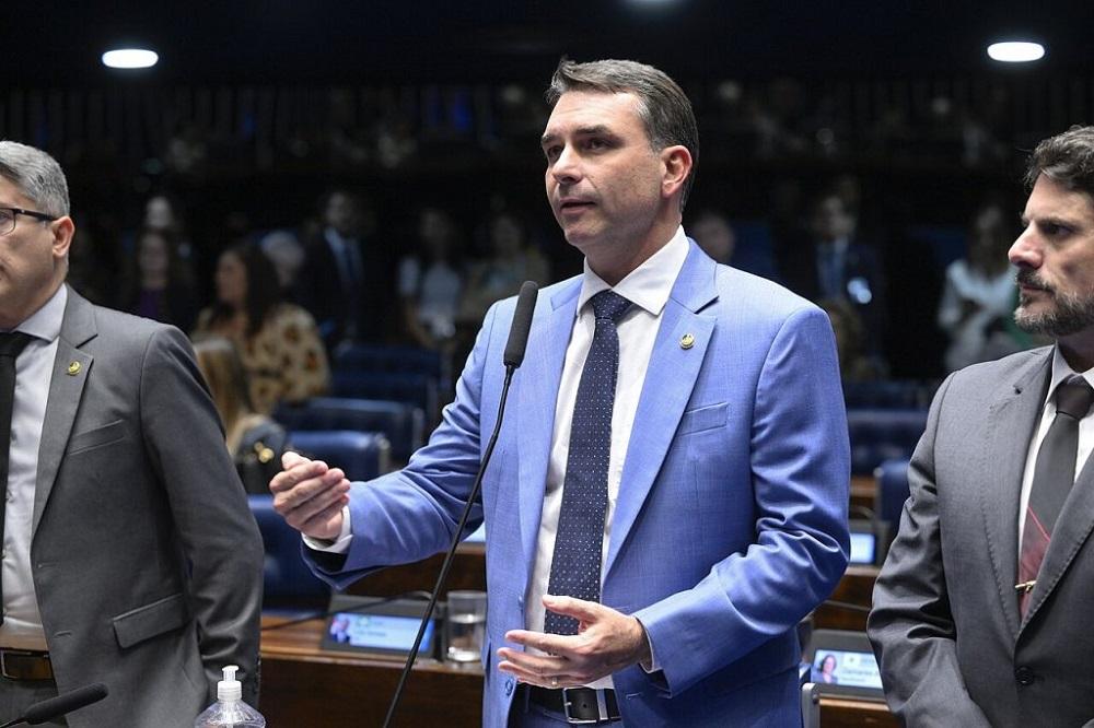 EUA: Democratas criticam concessão de visto a Flávio Bolsonaro — “perder eleição não é motivo”