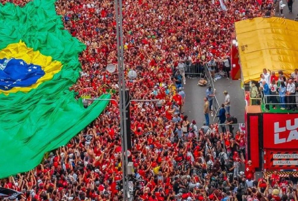 “Para barrar o fascismo”: Brasileiros vão às ruas de várias cidades em apoio a Lula