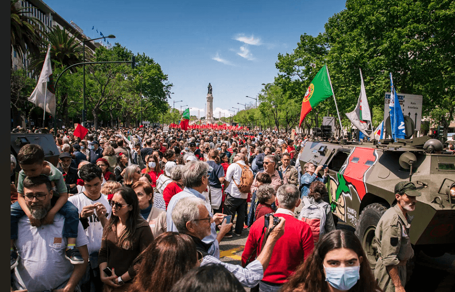 Portugal: Largos milhares nas ruas para defender revolução de Abril