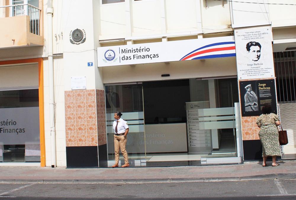 Ministério da Finanças assinou contrato ilegal de 7 milhões com irmão de Olavo Correia