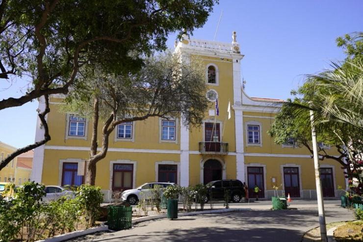 Salários já foram pagos! Câmara da Praia nega bloqueio de contas