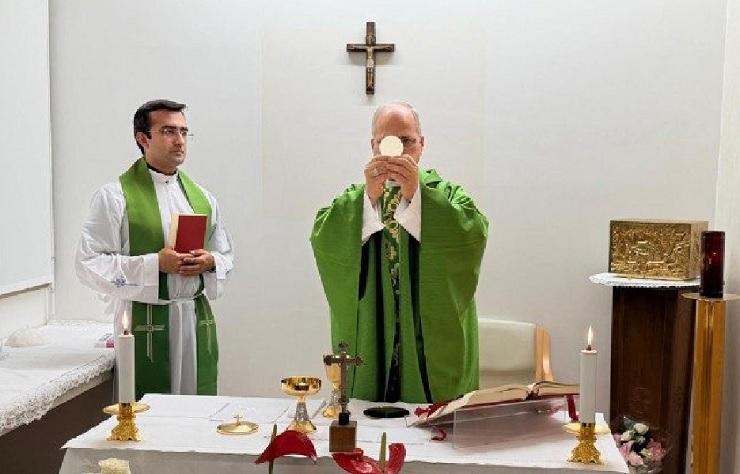 Exames confirmam melhoras do estado de saúde e Papa celebra missa no hospital