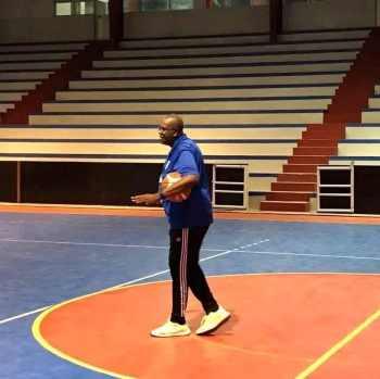 O Seleccionador Nacional de Basquetebol Mané Trovoada tenta dinamizar a modalidade da ilha do Maio