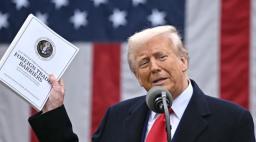 Tribunal determina que tarifas temporárias de 10% impostas por Trump são ilegais