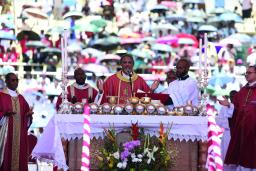 Santiago acolhe novo bispo em celebração histórica
