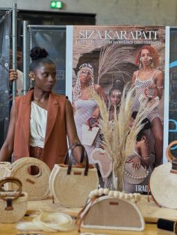 Mizé Sanches transforma fibra de sisal em arte