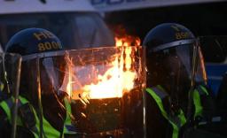 Protestos e confrontos com polícia por morte de estudante no Reino Unido