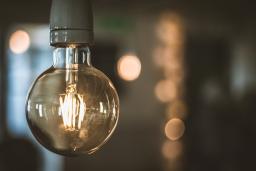 Preço da eletricidade desce cerca de 6 escudos por kWh em Julho