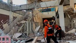 Sismo de magnitude 7,7 faz pelo menos 20 mortos na Indonésia