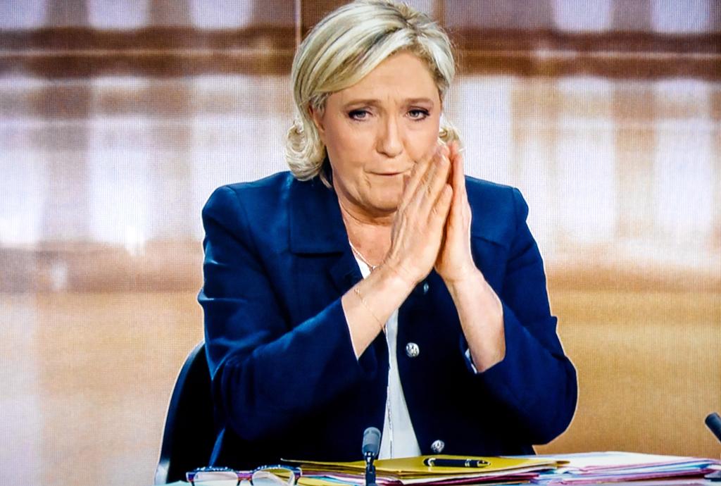 Mundo/
Cerca de 30 candidatos na corrida ao Eliseu. Le Pen lidera sondagens