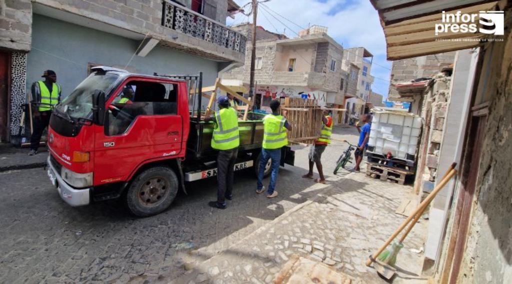 País/
Boa Vista: Câmara Municipal arranca com acção de desocupação e limpeza dos passeios no bairro Boa Esperança