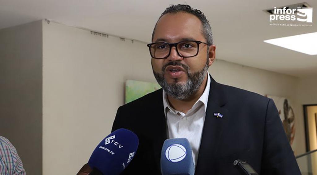 COVID-19: Ministro afasta alarmismo e garante que vírus é agora como “uma gripe normal"