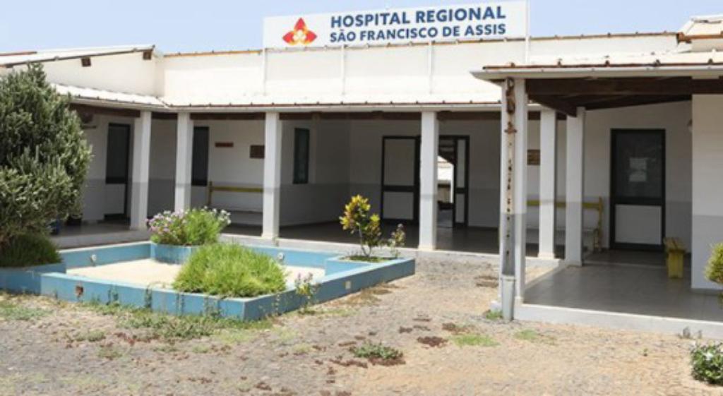 País/
Fogo/Acidente: Genoveva consola o neto no hospital mas esconde a notícia de que irmã morreu