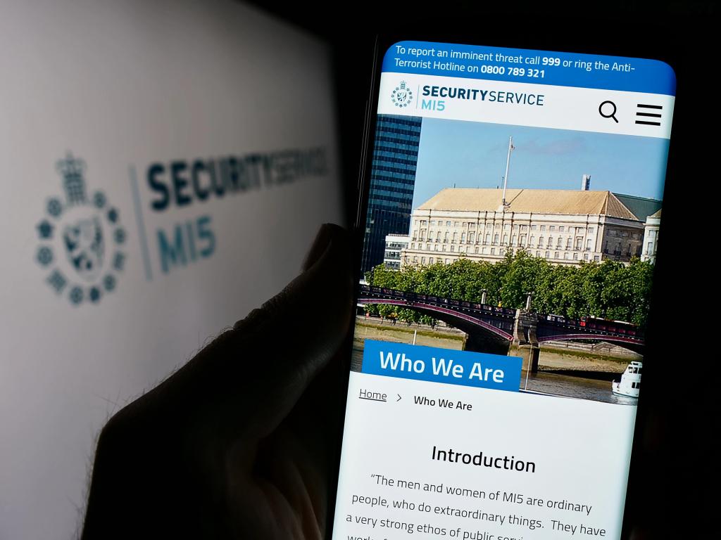 Mundo/
Chefe do MI5 afirma que Irão tenta atacar bases militares no Reino Unido