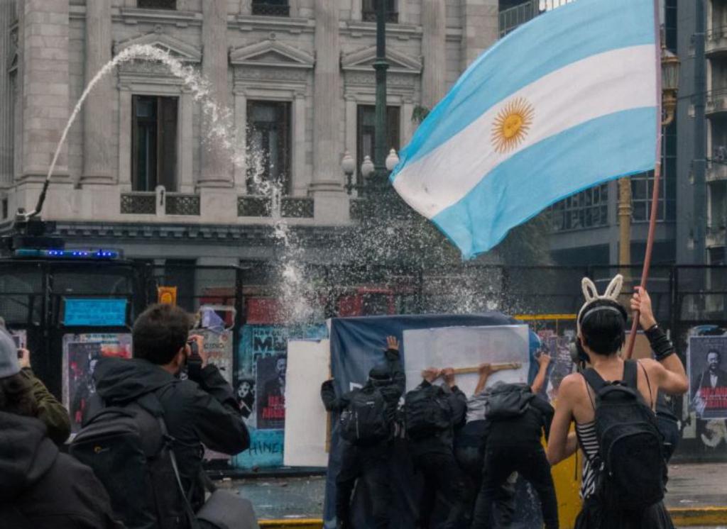 Mundo/
Polícia argentina reprime manifestação contra governo de Milei