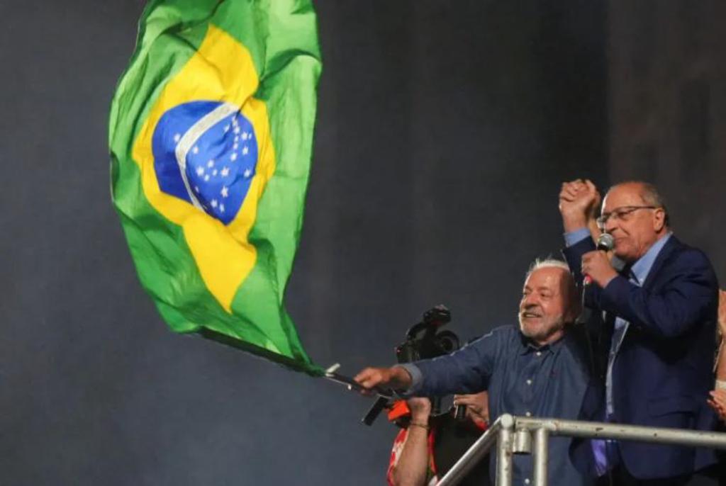 Mundo/
Lula dá a volta e é reeleito