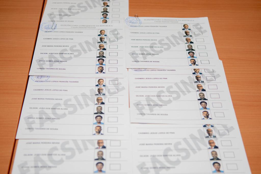 Política/
CNE entrega fac-símiles dos boletins de voto às candidaturas presidenciais