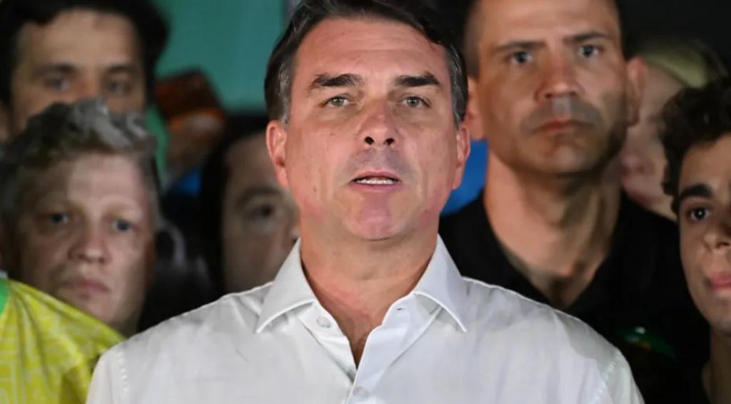 Mundo/
Flávio Bolsonaro voa da Argentina para o Equador após abandonar Brasil