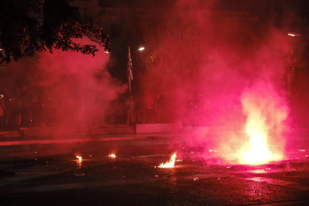 Mundo/
Três suspeitos detidos por explosão em Atenas que matou seis pessoas