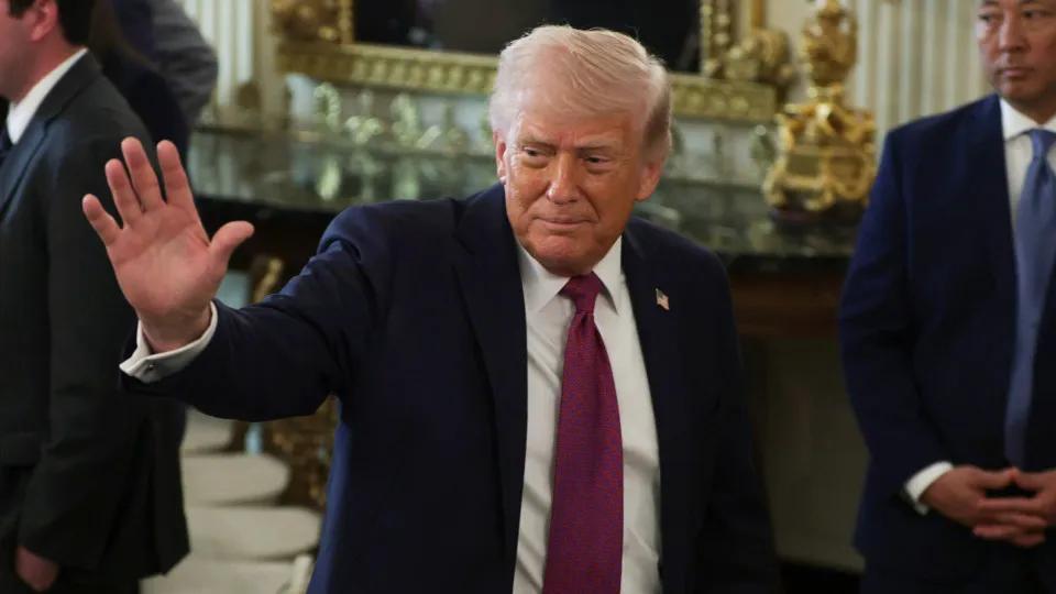 Após polémicas com Papa, Trump lê versículo bíblico: “Curarei a Terra”