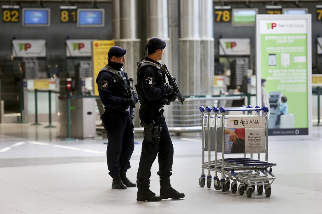 Mulher detida em Lisboa após viajar de Dakar com criança que seria entregue para pagar dívida