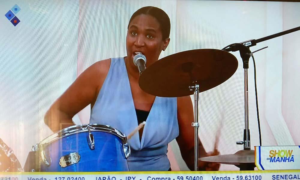 Bateria e voz em sintonia: Elisângela Varela, a mulher que comanda a percussão enquanto canta