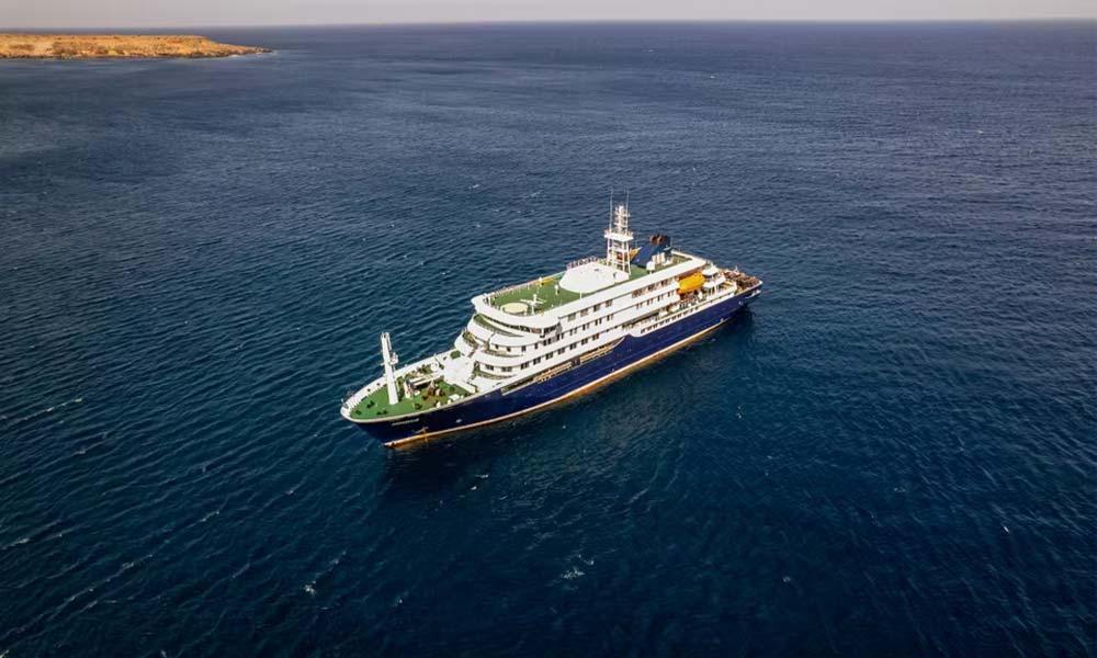 Dois Doentes Repatriados de Cruzeiro ao Largo da Praia