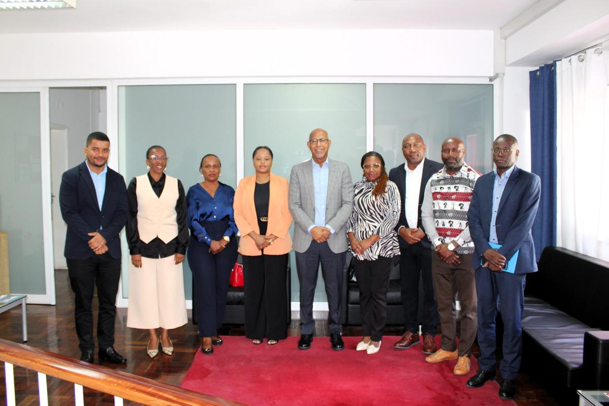 Ministro Eurico Monteiro reúne-se com delegação do INAPEM de Angola