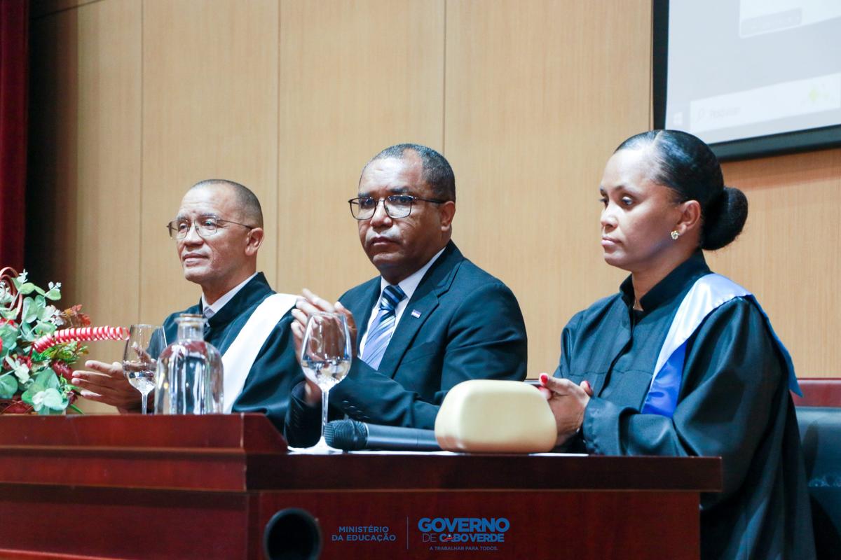 Ministro da Educação confere posse à nova Reitora da Uni-CV