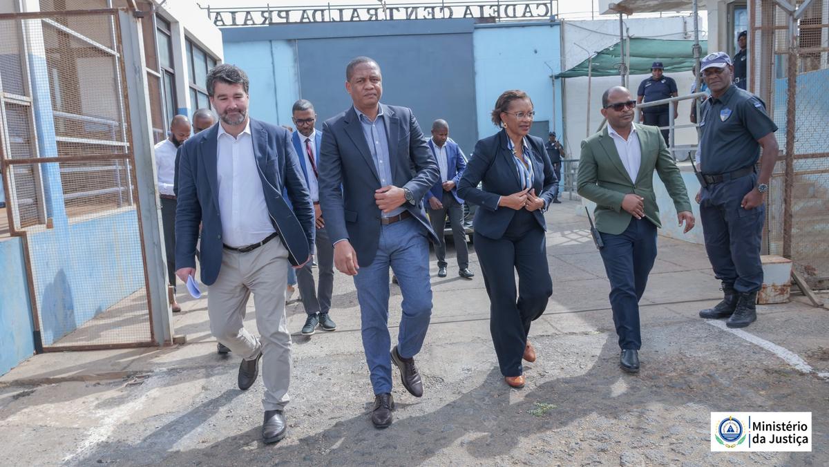 Ministra da Justiça e Embaixador de Portugal visitam o Projeto Empregabilidade na Cadeia Central da Praia