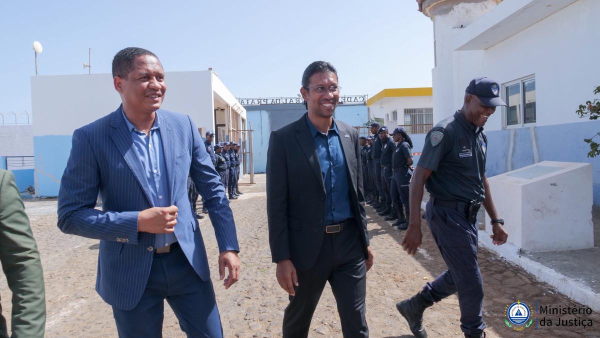 Ministro Clóvis Silva visita Cadeia Central da Praia e Campus da Justiça