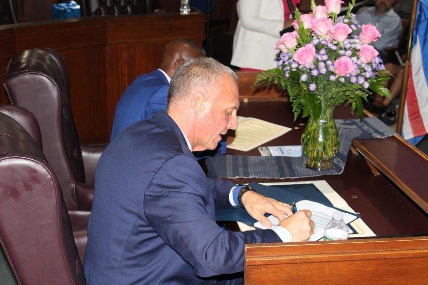 Nova Sintra e Pawtucket Assinam Proclamação de Geminação