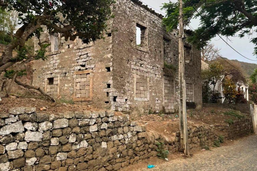 Casas Abandonadas e Degradadas na Brava: Falta Coragem para Aplicar a Lei