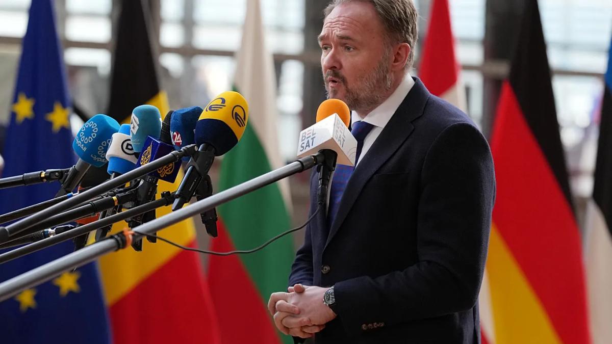 UE apela aos Estados-membros para que reduzam a procura de petróleo e se preparem para interrupção prolongada