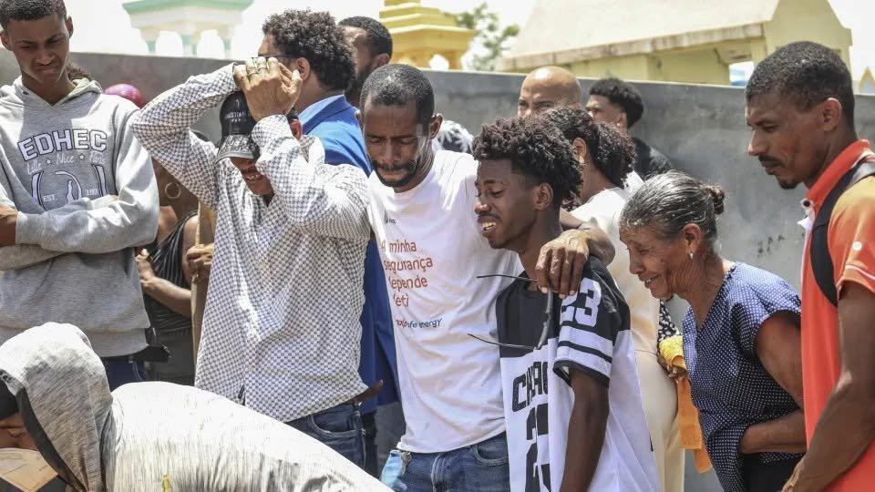 Escassez de voos faz com que famílias cheguem tarde para funerais na ilha do Fogo