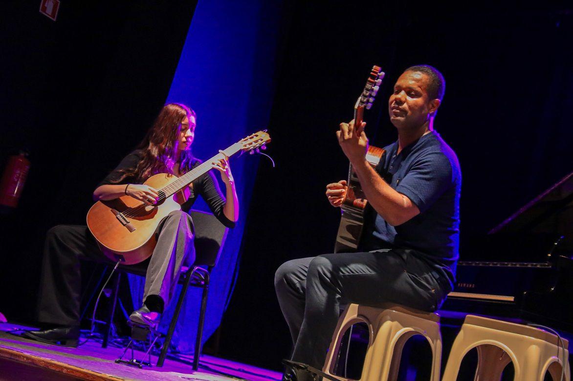 Gabriela Rodrigues: aprender o mundo, tocar Cabo Verde