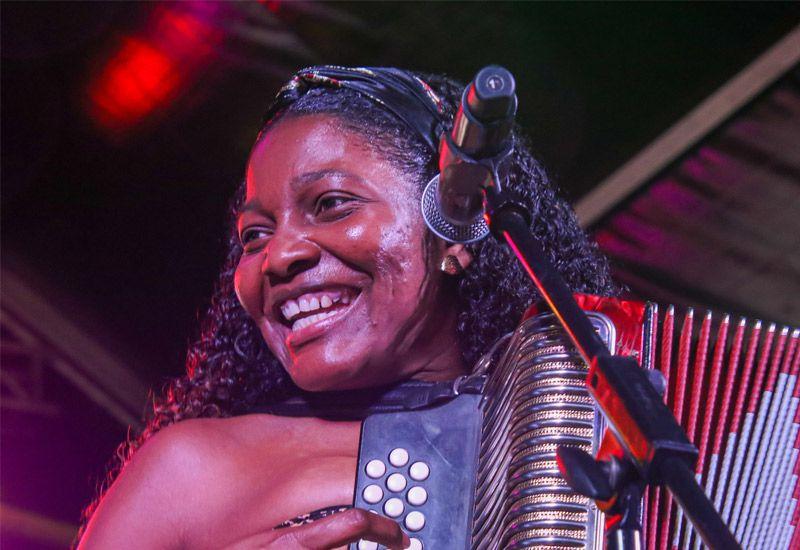 Música ao vivo com Vera Lopes, no espaço Lux Santiago Lounge