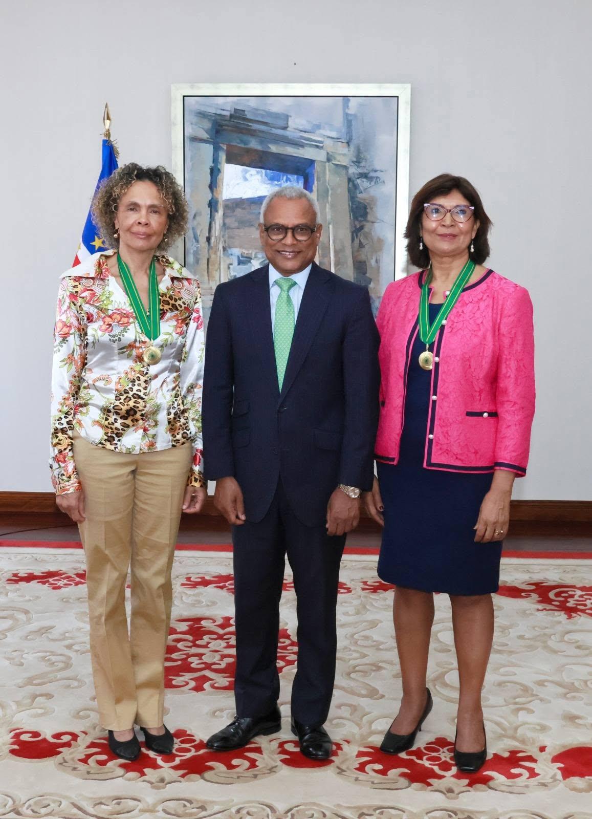 José Maria Neves Condecora Cristina Duarte e Helena Semedo