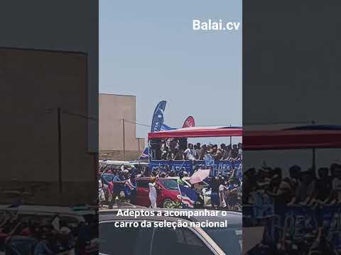 Adeptos a acompanhar o carro da seleção nacional