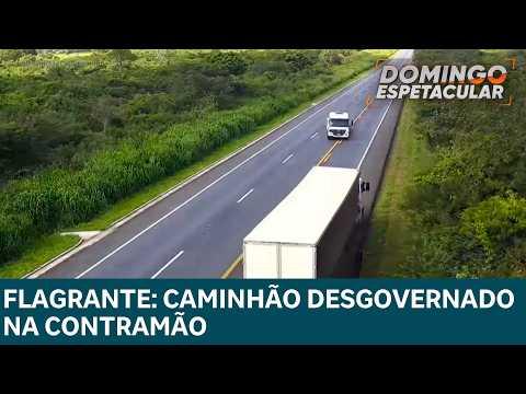 Caminhão em Alta Velocidade Arrebenta Cancela de Pedágio