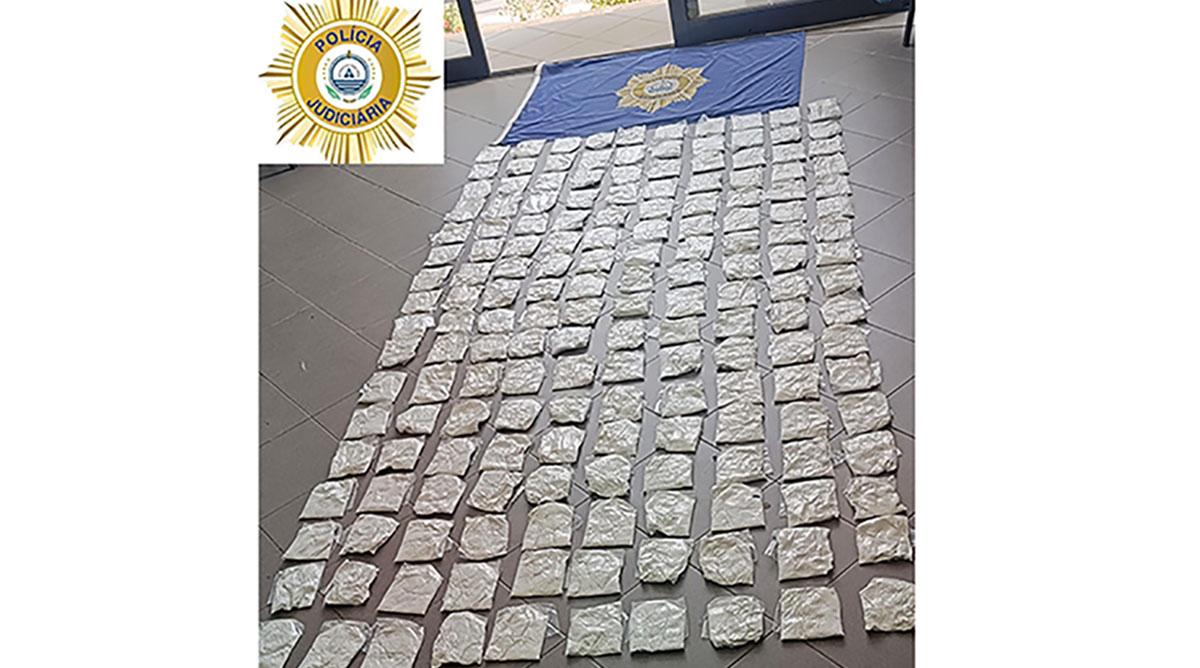 Mulher fica em prisão preventiva após ser detida com 17kg de cocaína no Aeroporto Cesária Évora