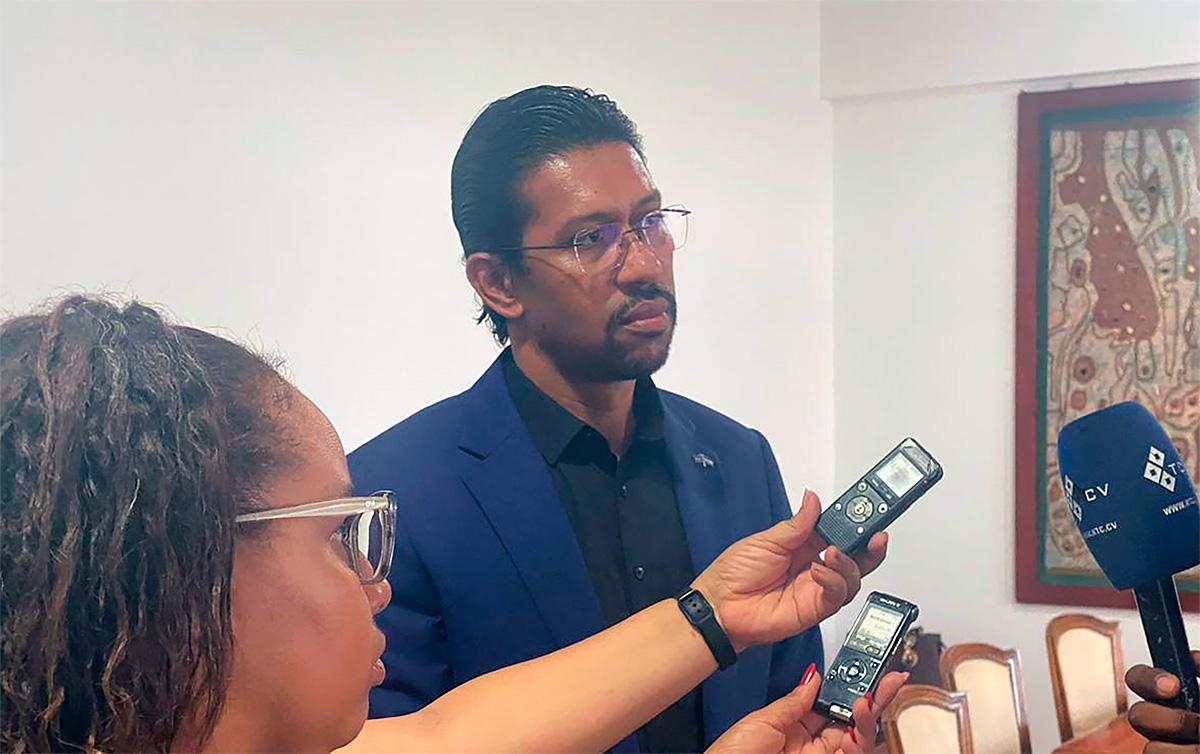 Ministro Clóvis Silva anuncia que vai averiguar incidente com Amadeu Oliveira na prisão de Ribeirinha