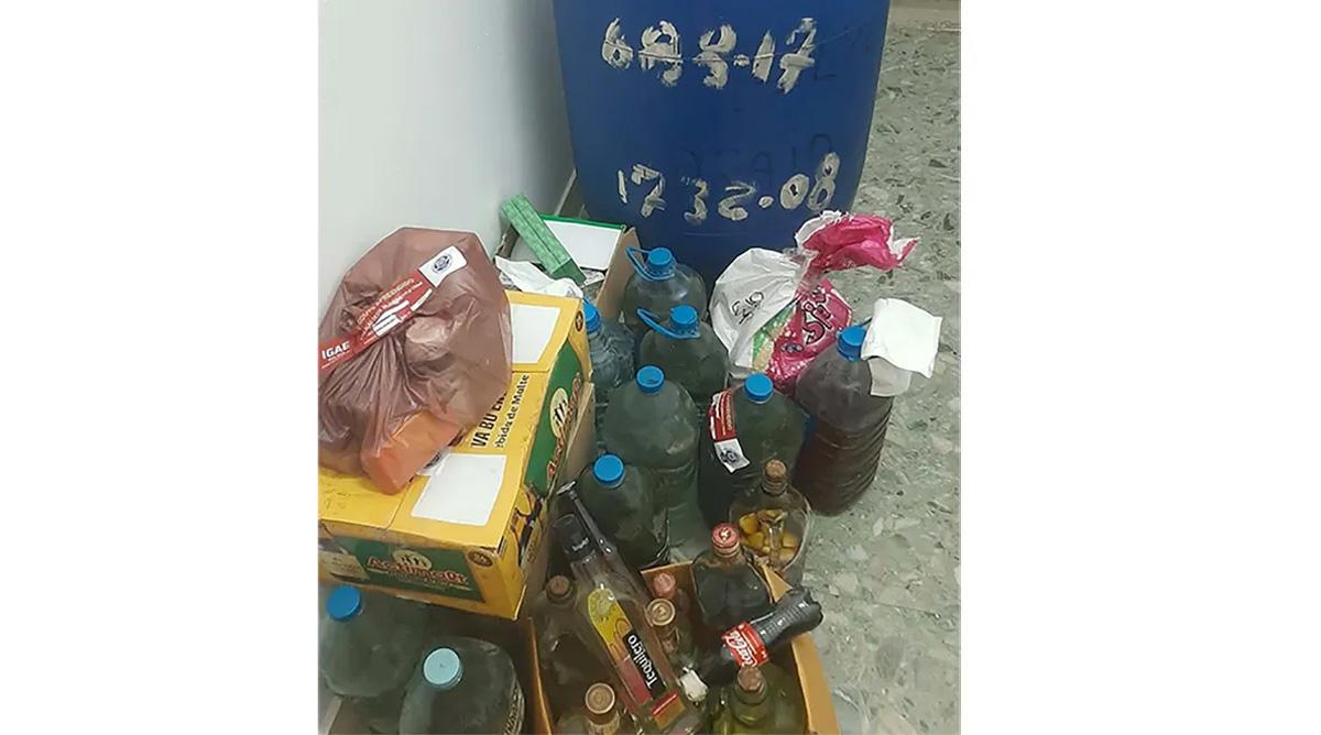 Aguardente ilegal apreendida no terminal de transportes interurbanos da Praia