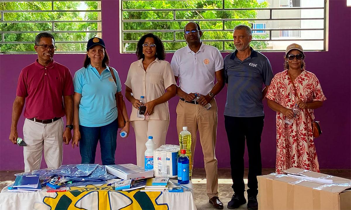 Rotary Club do Mindelo entrega 400 batas na escola de Ribeira d’Craquinha destinadas a alunos de 4 estabelecimentos