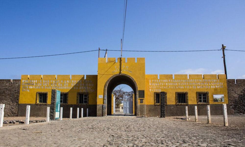 MEMÓRIA | Arqueólogos descobrem vestígios da “Frigideira” no Tarrafal… e Cabo Verde volta a olhar para uma memória que continua desconfortável